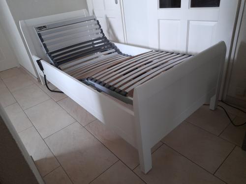 Senioren bed 90 x 200 met elektrisch verstelbare bossflex lattenbodem
