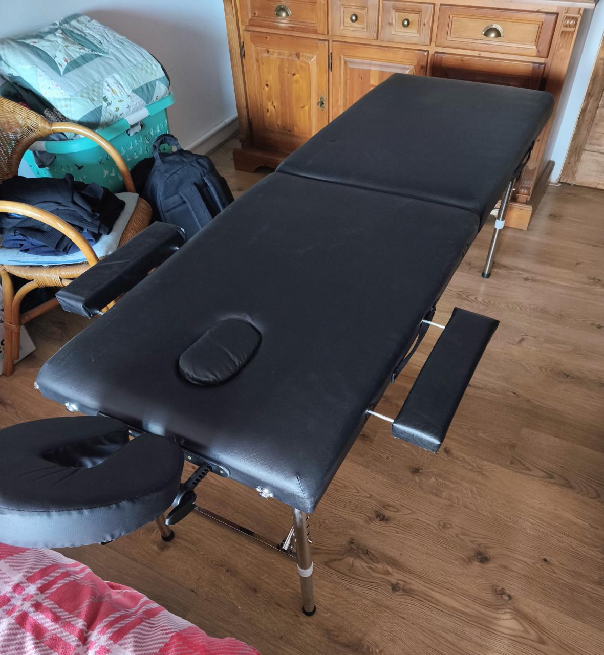 Te koop aangeboden draagbare uitklapbare massagetafel.