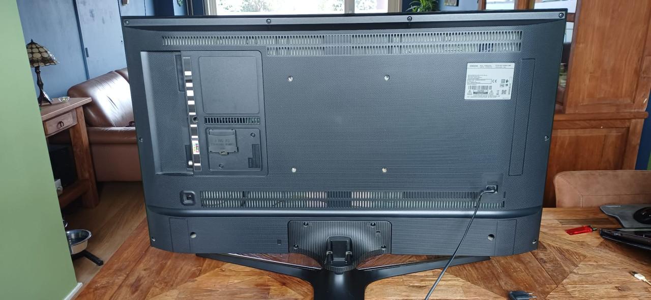 Samsung  40inch 4K Smart tv UE40MU6120 met GRATIS Humax 5050C 320GB opname.