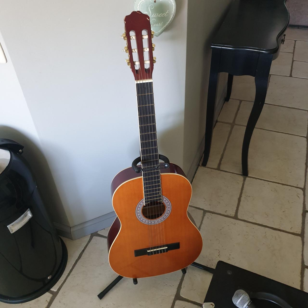 Gitaar incl steun en stem tuner