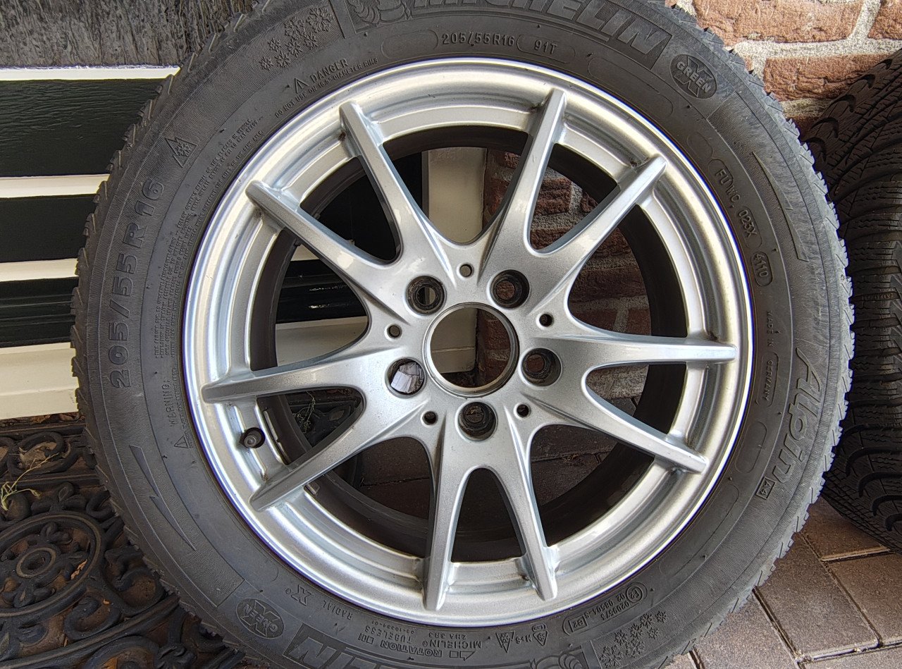 A246 set Mercedes velgen met winterbanden Michelin Alpine 205/55 R16