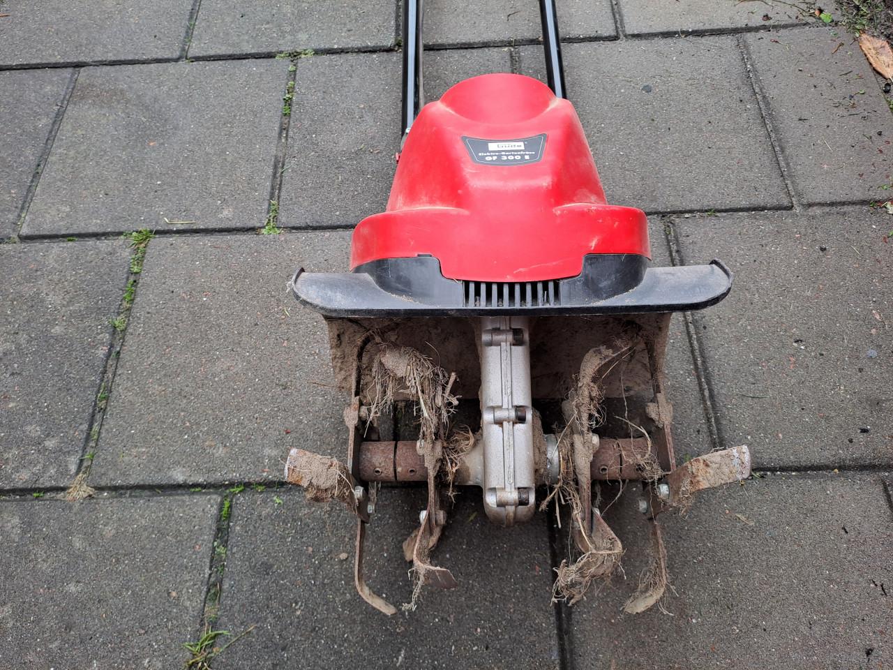 Te koop tuingereedschap frees stoepborstel en nog meer