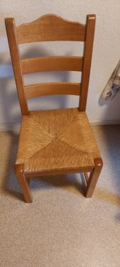 3 houten stoelen met biezen zitting