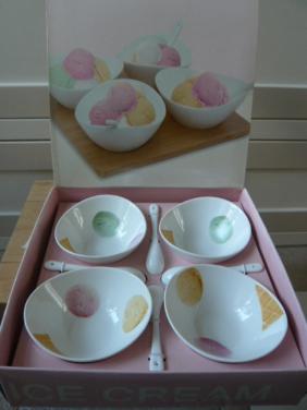 NIEUWE DOOS MET DESSERTSCHAALTJES /IJSCOUPS MET LEPELS