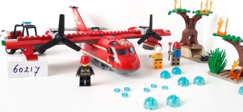 LEGO City 60217: Blusvliegtuig met auto en bomen