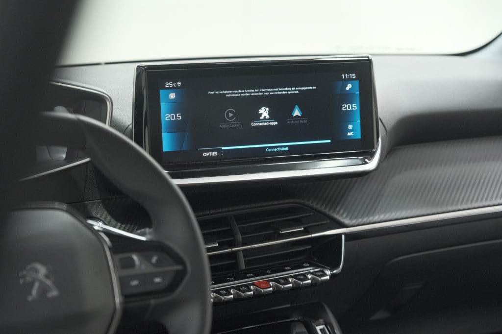 Peugeot 208 puretech 100 eat8 allure pack | camera | apple carplay | parkee