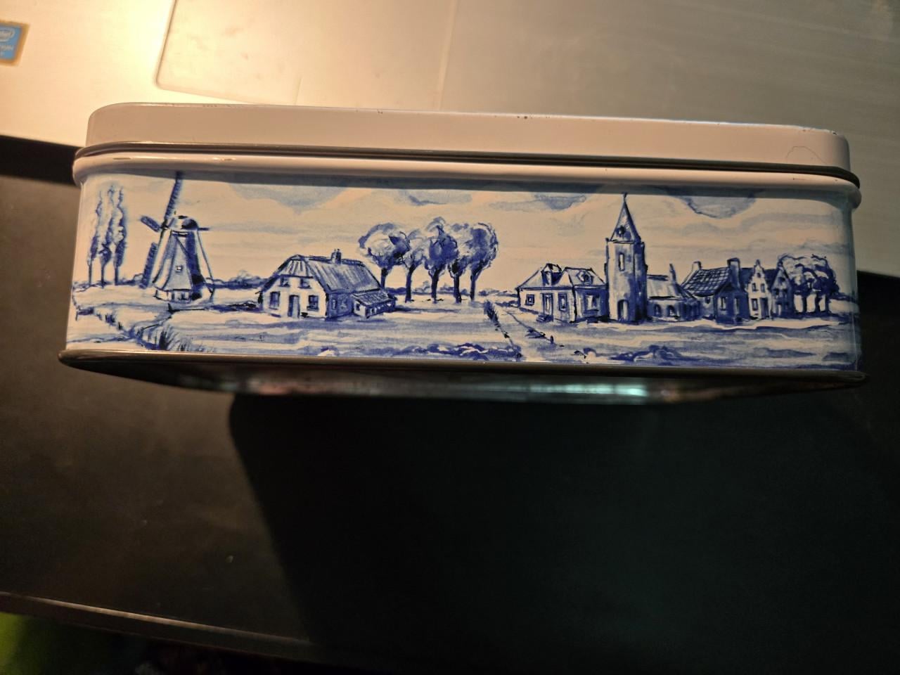 Vintage koektrommel Patria, blauw-witte Delftse molens Hollands tafereel.