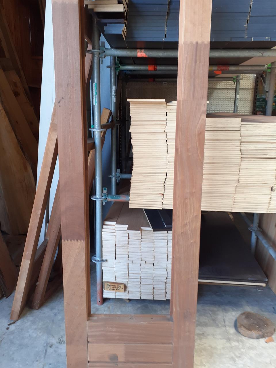Nieuw hardhout kozijn 73 x 222 cm voor 50 euro