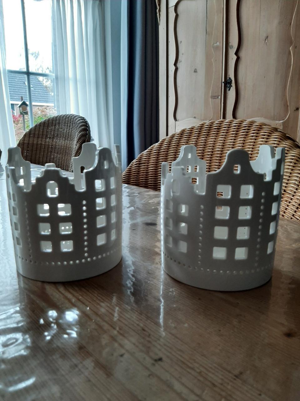 2 PORSELEINEN WINDLICHTEN - HUISJES MODEL - DIA10,5 CM - HG 11,5 CM