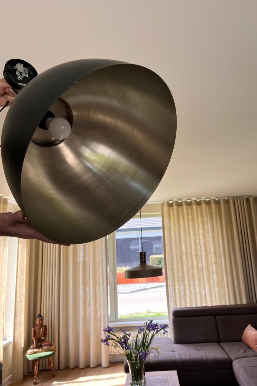 Zwarte hanglamp met een diameter van 40 cm