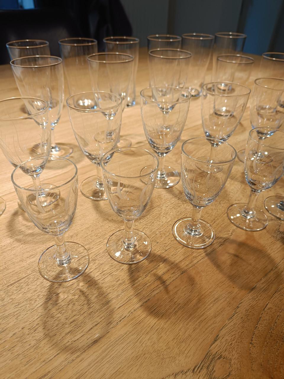 Fijne glazen, meerdere modellen, met gravering