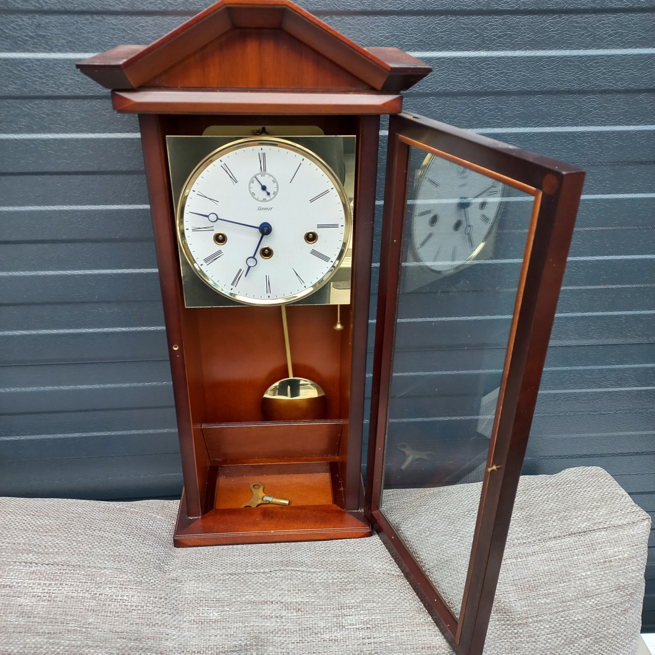 Originele houten kersenhout gelakt regulateur klok.