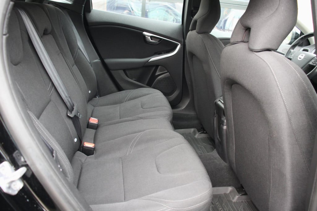 Volvo V40 1.6 t2 you! - xenon - cruise - pdc - high perf audio - dealer oh!