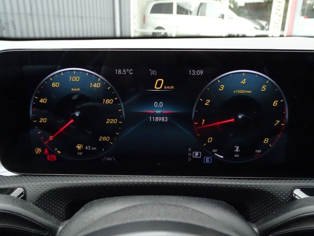 Mercedes-Benz A-Klasse 180 business solution amg | pano | led | el trekhaak