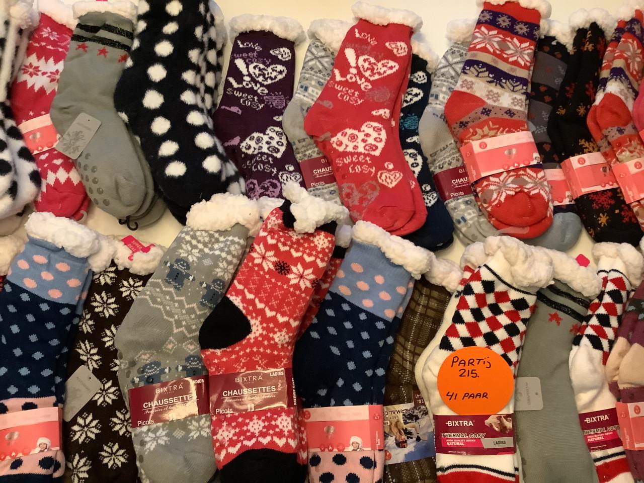 Partij super leuke fluffy huissokken. ( partij 215)