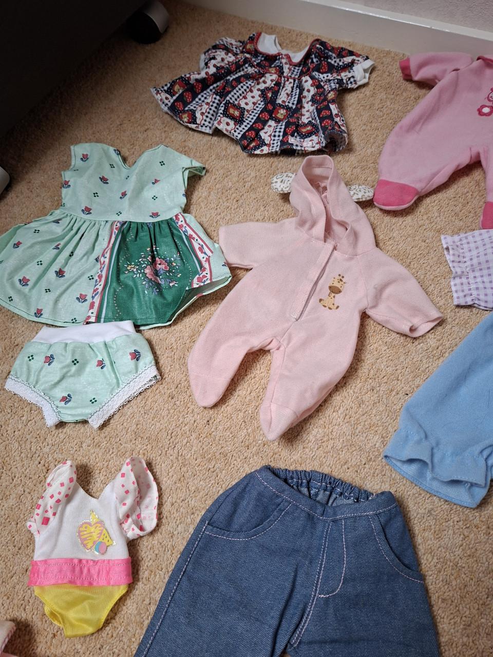 Heel veel verschillende poppen kleertjes