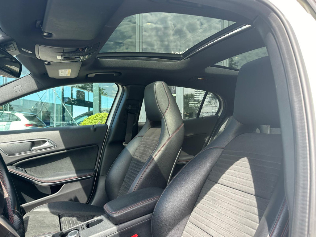Mercedes-Benz Gla-klasse 250 premium plus l amg-line l panoramadak l led l 