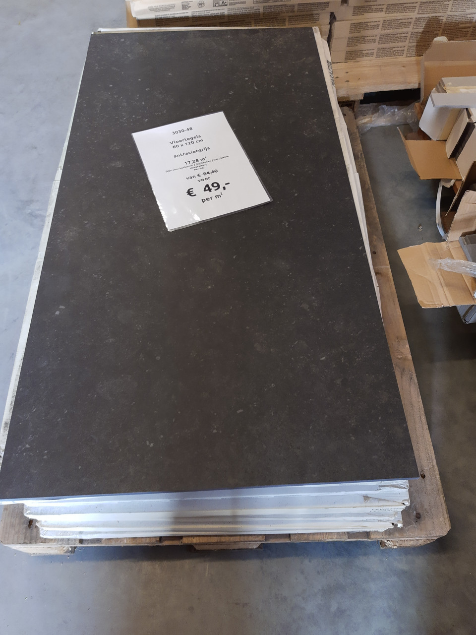 3030-47 ca 12,96 m² Antraciet betonlook vloertegels,per m² van € 82,32 voor