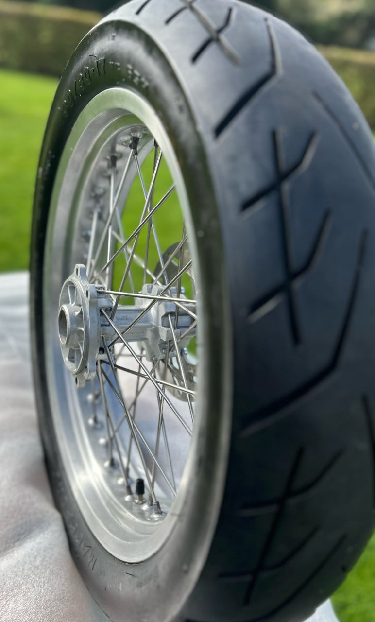 Derbi Sena 50cc achterwiel 17 inch met band 130/80-17 M/C 65H