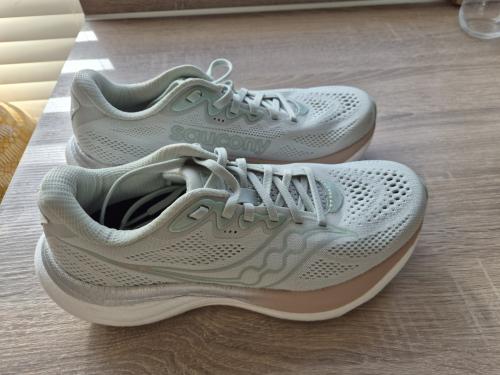 Zo goed als nieuw:Saucony ride 19 dames, maat 39