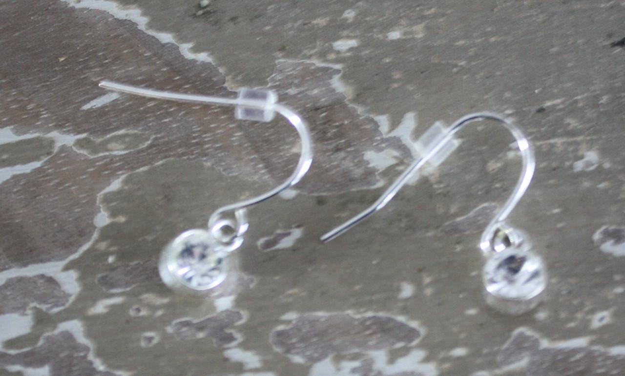Zilverkleurige oorhangers met steentje