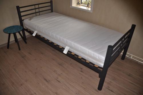 Twee  identieke eenpersoonsbedden compleet-als nieuw