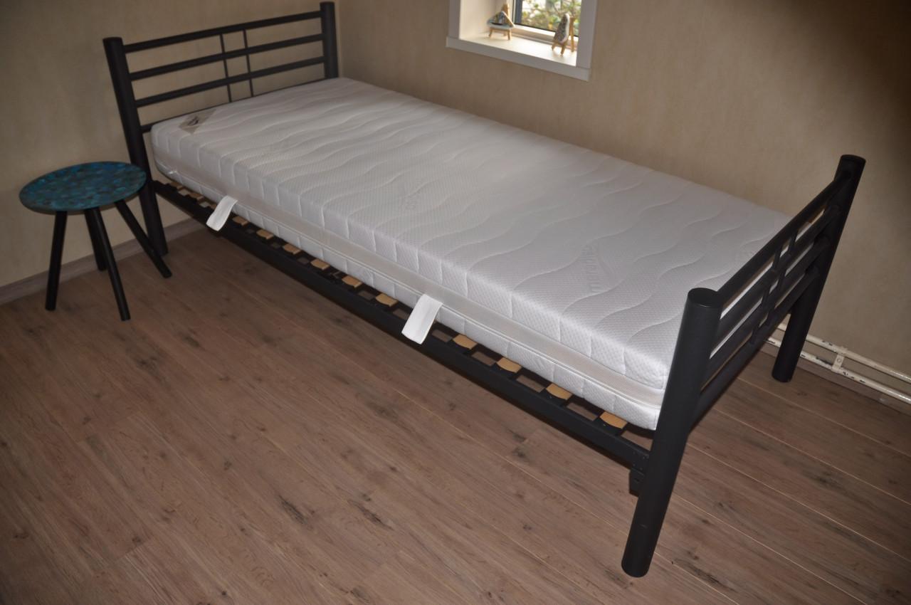 Twee  identieke eenpersoonsbedden compleet-als nieuw