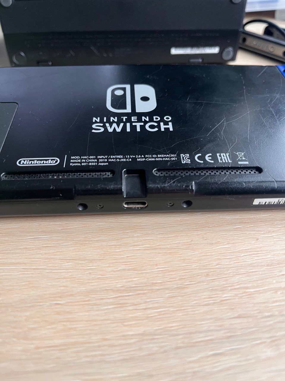 Nintendo Switch + extra controller + 6 games