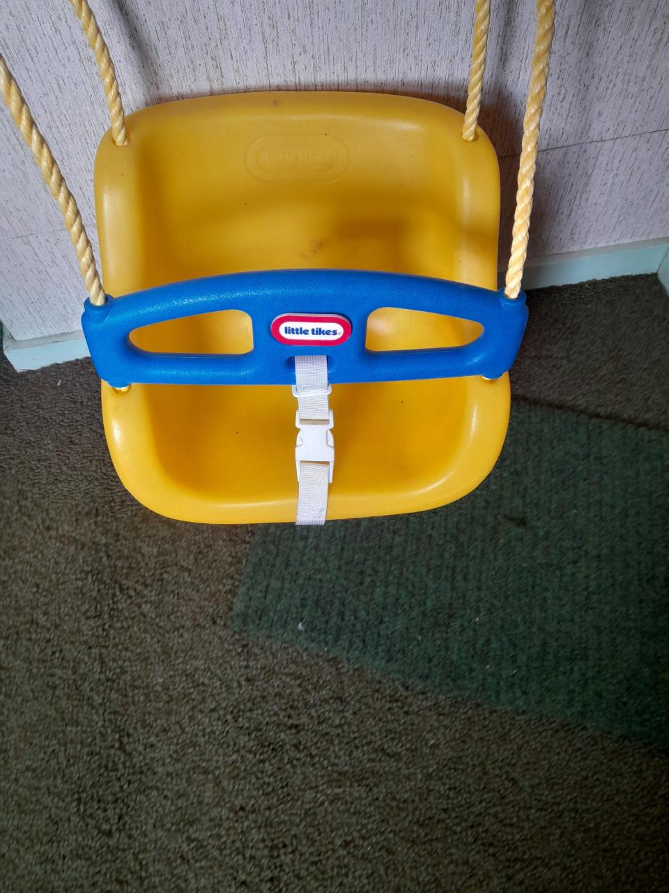 Divers speelgoed o.a.Barby camper, schommel en overige spulletjes