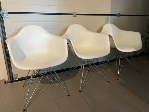 3 replica’s Vitra Eames stoelen