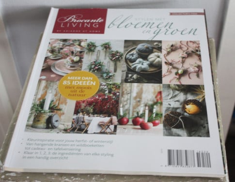 Brocante living stylen met bloemen en groen 2020