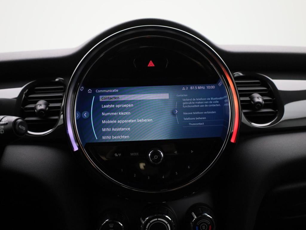 Mini Cooper mini 1.5 essential | navigatie | black pakket | parkeer sensore