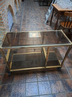 Service tafel met bronzen lijsten en glazen platen op wieltjes