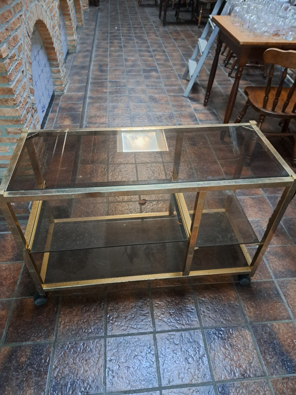 Service tafel met bronzen lijsten en glazen platen op wieltjes