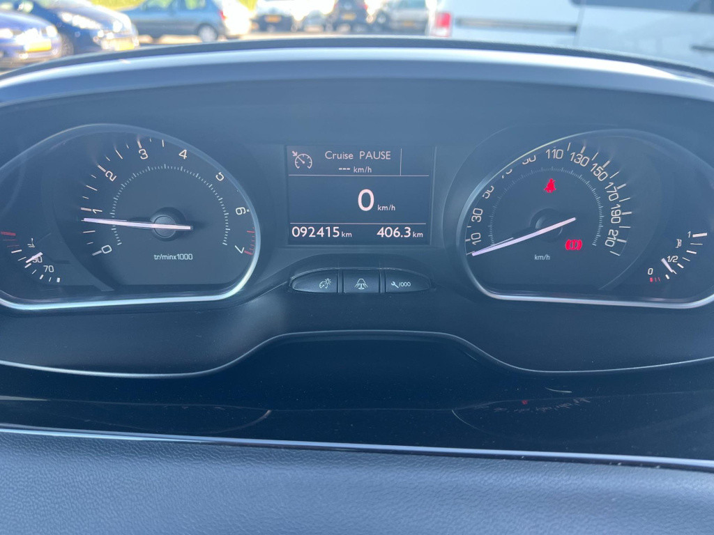 Peugeot 208 1.2 vti envy, navi, trekhaak enz...