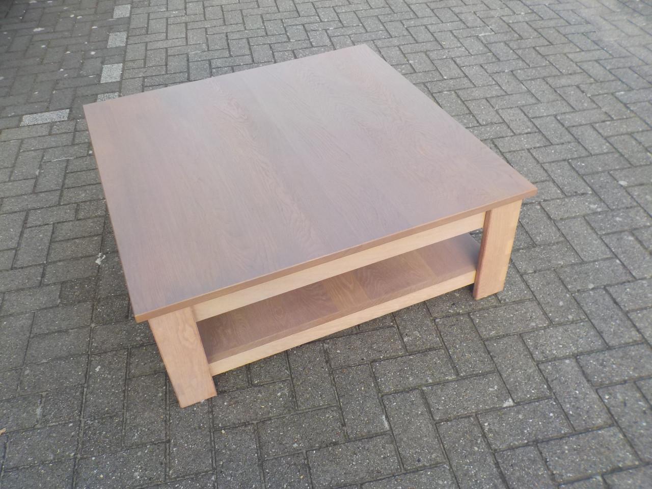 Massief gebleekt eiken salontafel in vrijwel nieuw staat 100 x 100 cm