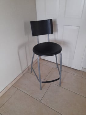 Hoge Kinderstoel (in goede staat )  Zodat je kind ook bij tafel kan!