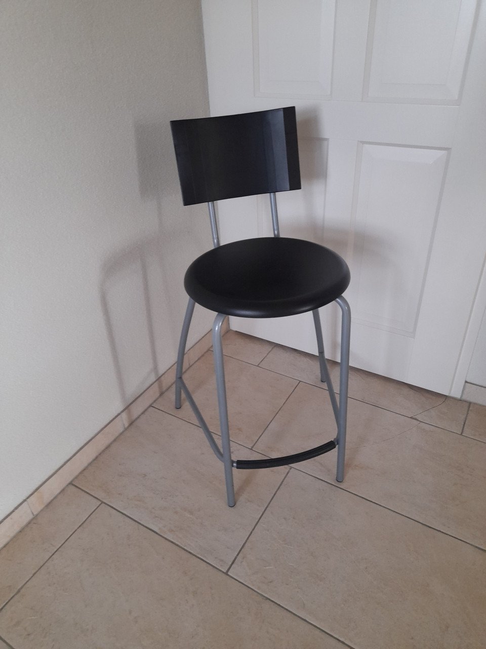 Hoge Kinderstoel (in goede staat )  Zodat je kind ook bij tafel kan!