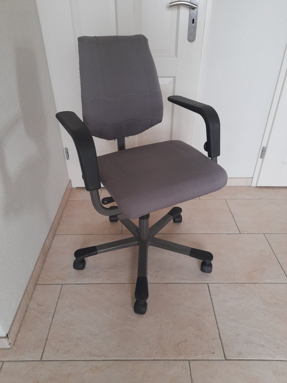 Stevige Bureau stoel  verstelbaar (in goede nette staat )