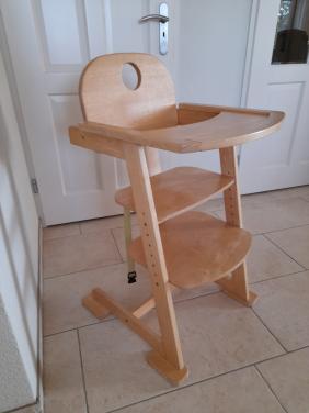 Houten Kinderstoel met gordel (verstelbaar) z.g.a.n.
