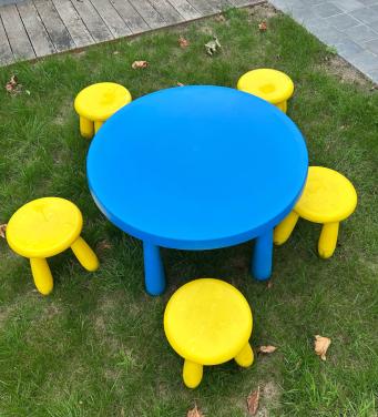 Kinder tafeltje met 5 krukjes Ikea
