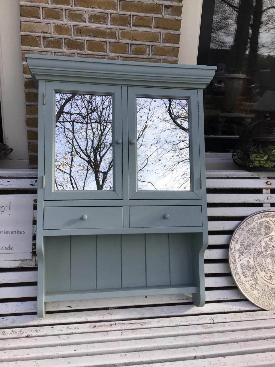 Brocant kastje met spiegels, om op te hangen