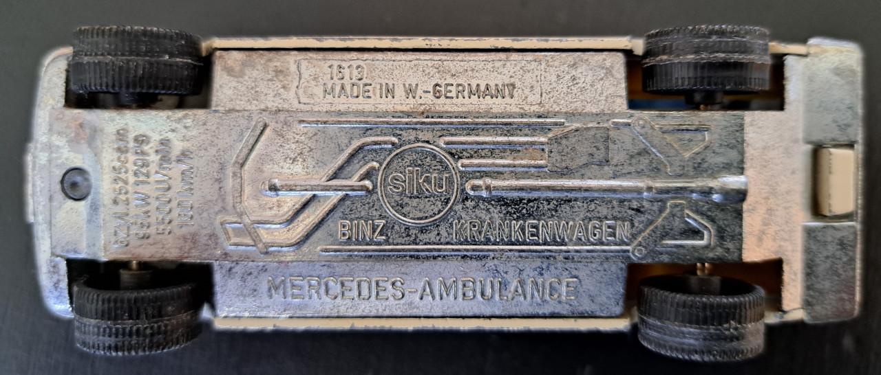 SIKU 1613 Mercedes Benz 200 Ambulance zonder brancard  - 1-55 - 1981