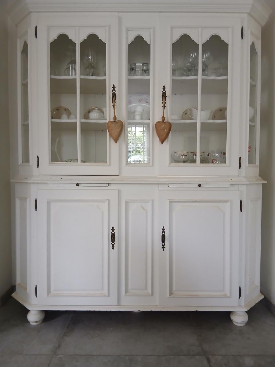 Witte vitrinekast