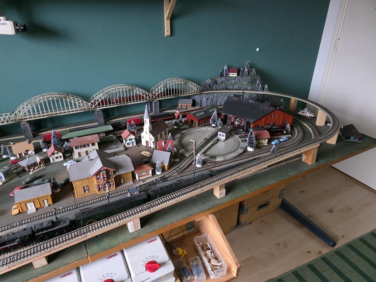 Treinentafel met berg