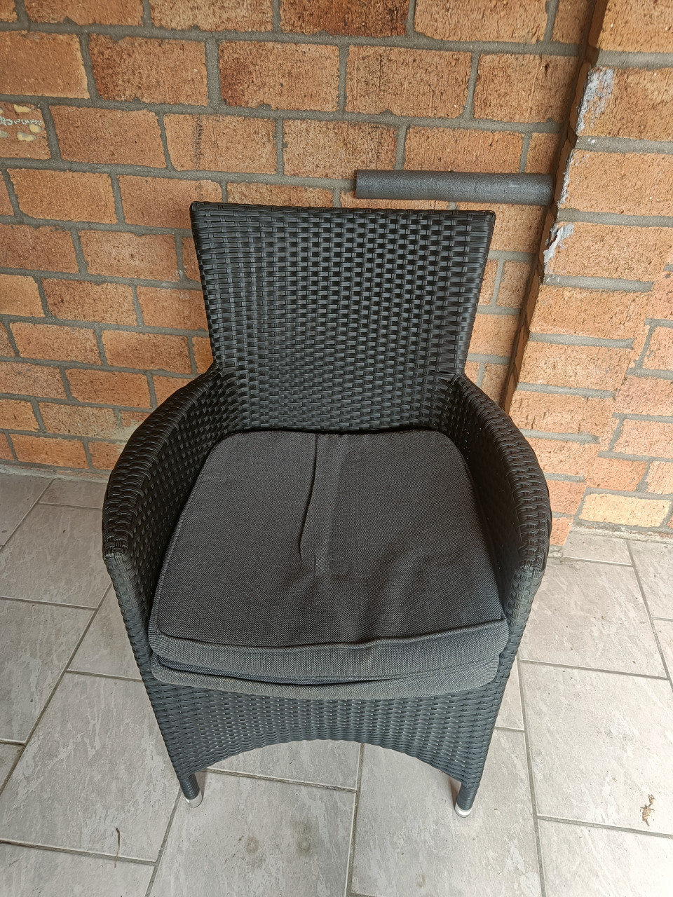 Donkergrijze tuinstoel