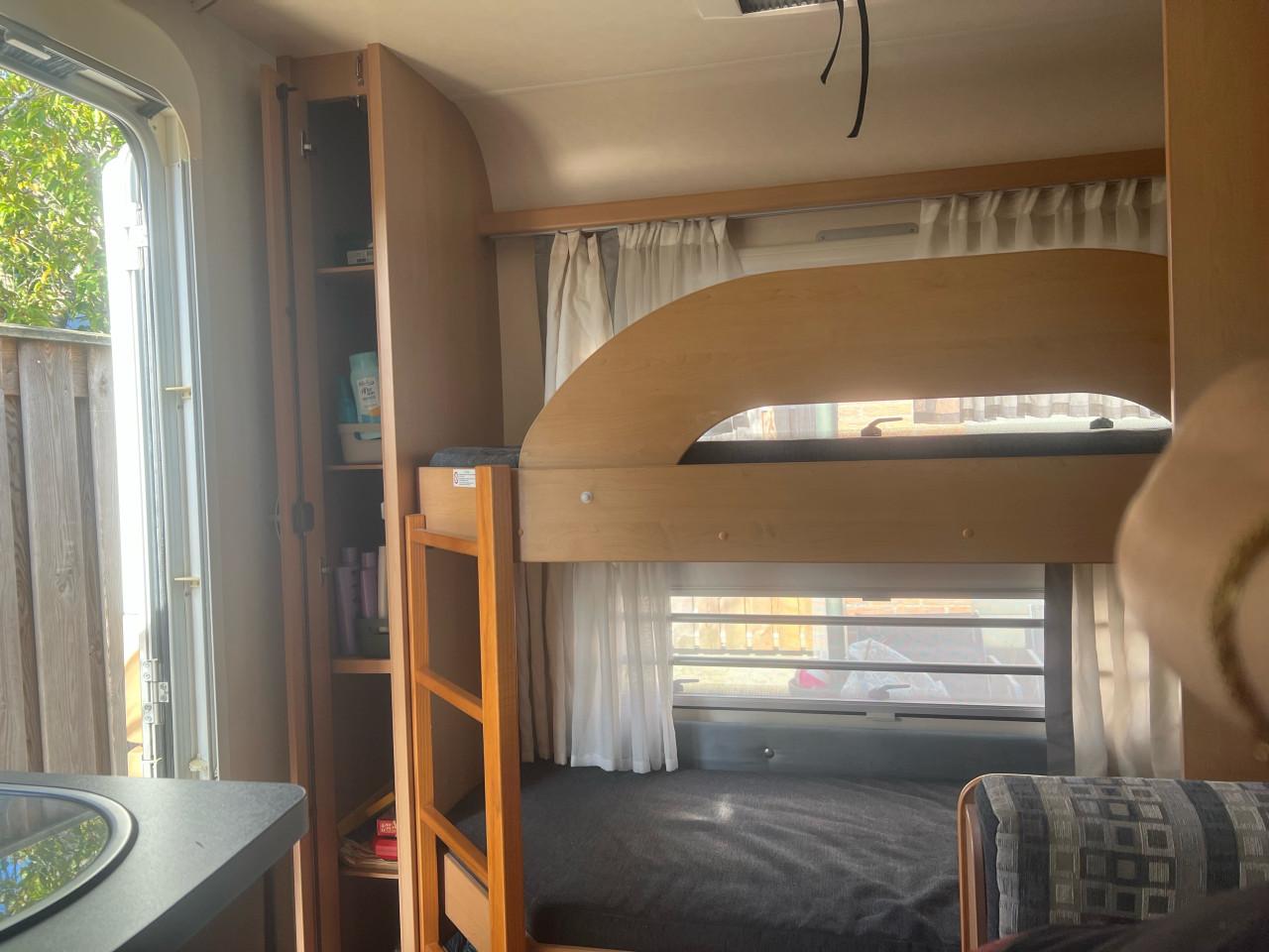 6-persoons knaus Südwind caravan met stapelbed