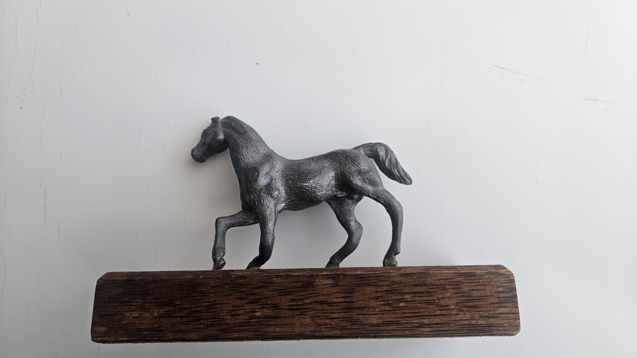 Vintage tinnen paard beeld op houten voet