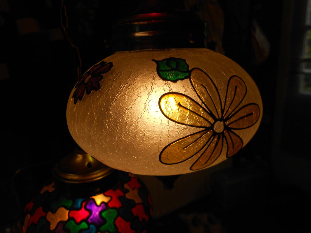 Vintage hanglamp met vijf glazen gekleurde bollen.
