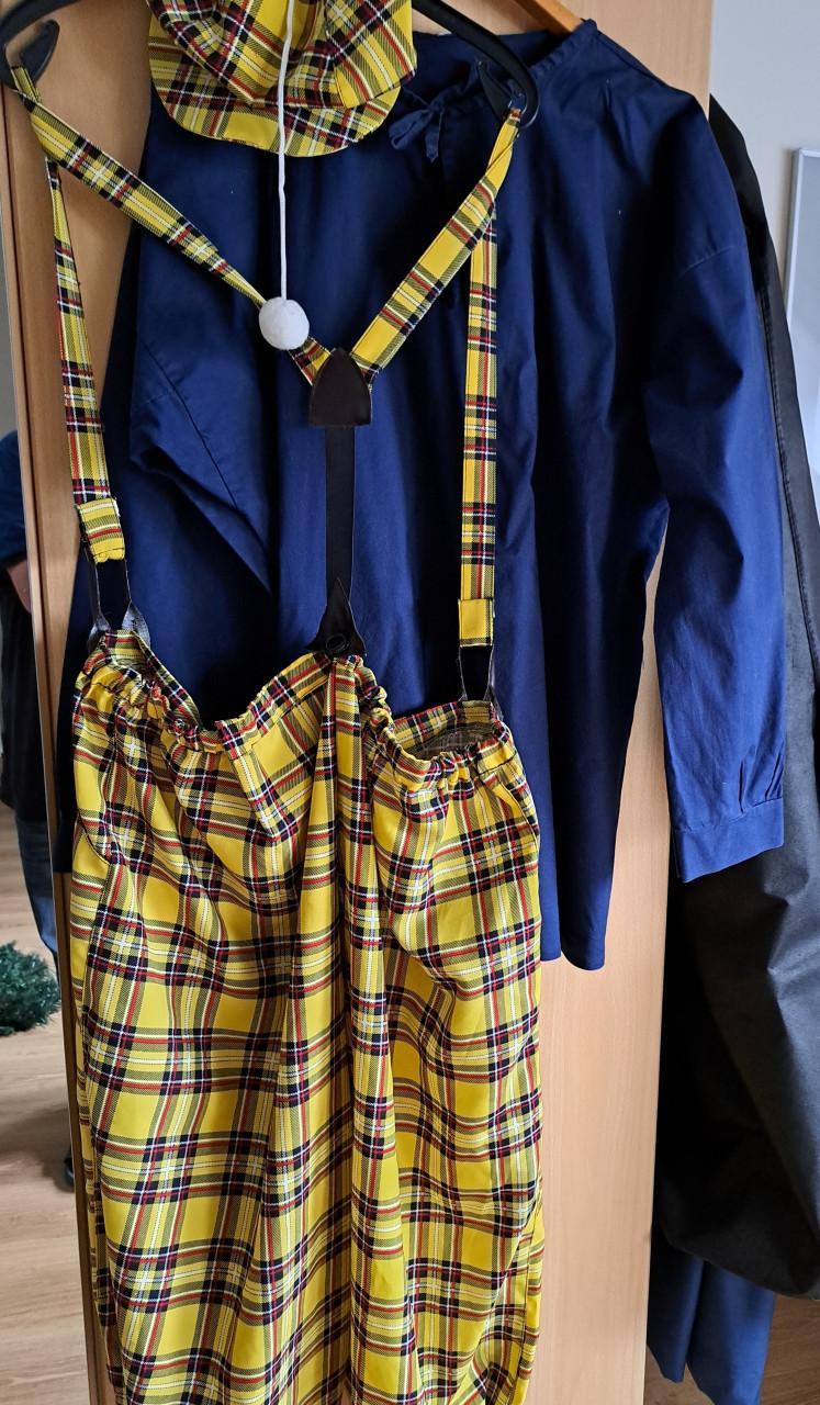 Leuk fleurig carnavalspak geel met pet en boerenkiel.